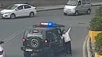 寶媽被鎖房內揮舞紅袋子求救，路人攔警車幫助母嬰脫困