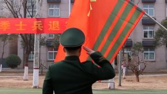 退伍季！退役戰(zhàn)士含淚向軍旗敬禮