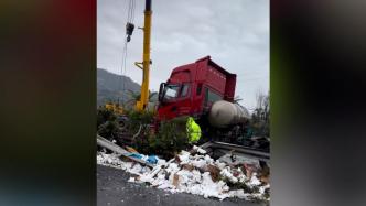 重慶交巡警：掛車部分側翻貨物掉落影響通行，多部門到場處置