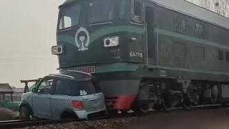河南漯河一輛“老頭樂”和火車發(fā)生碰撞，當(dāng)?shù)鼗貞?yīng)無人傷亡
