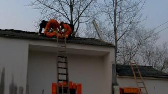 男子修理房屋時突發疾病被困屋頂，消防緊急救援