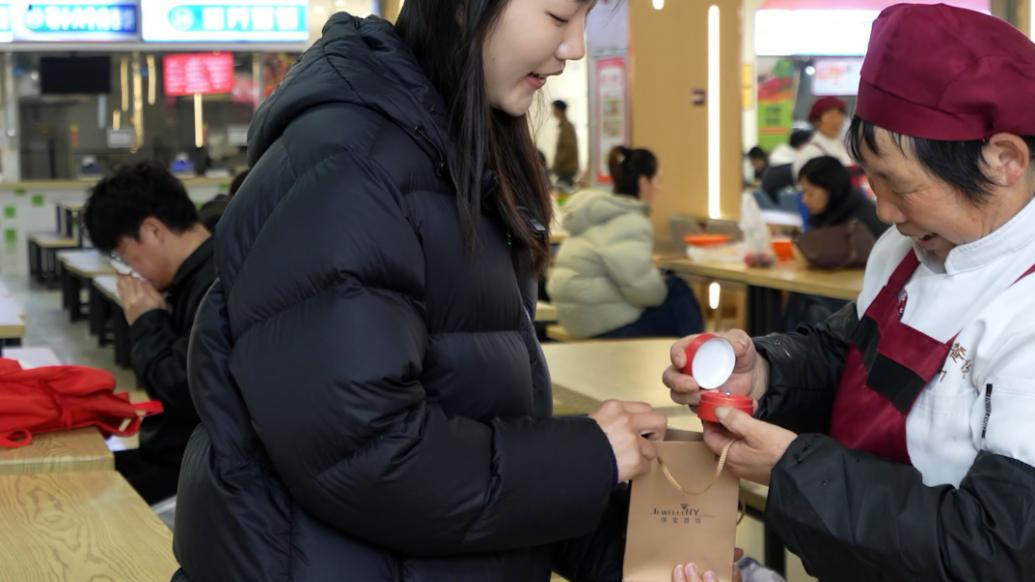 寶石專業女生制作“鉆戒”送學校工作人員