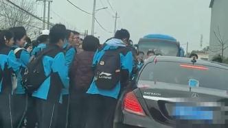 婚車車隊遇一群高三學生，同學們鼓掌送祝福獲贈喜糖紅包