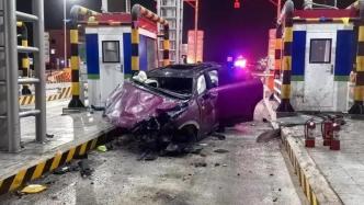 车辆凌晨撞上收费站翻滚两圈，司机：以后不能把车完全交给自动驾驶