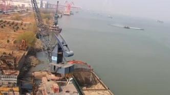 到底是“貓落水”還是“錨落水”？貨輪在航道違規“打轉”險碰撞