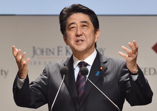 日本首相安倍在一个关于前美国总统肯尼迪的国际研讨会上演讲.