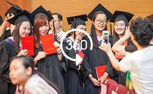 360°全景|畢業季：高校學子拍攝別樣畢業照，讓學士帽飛