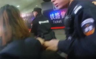 40岁女子怀不上孩子，在上海火车站抢2岁女童被刑拘