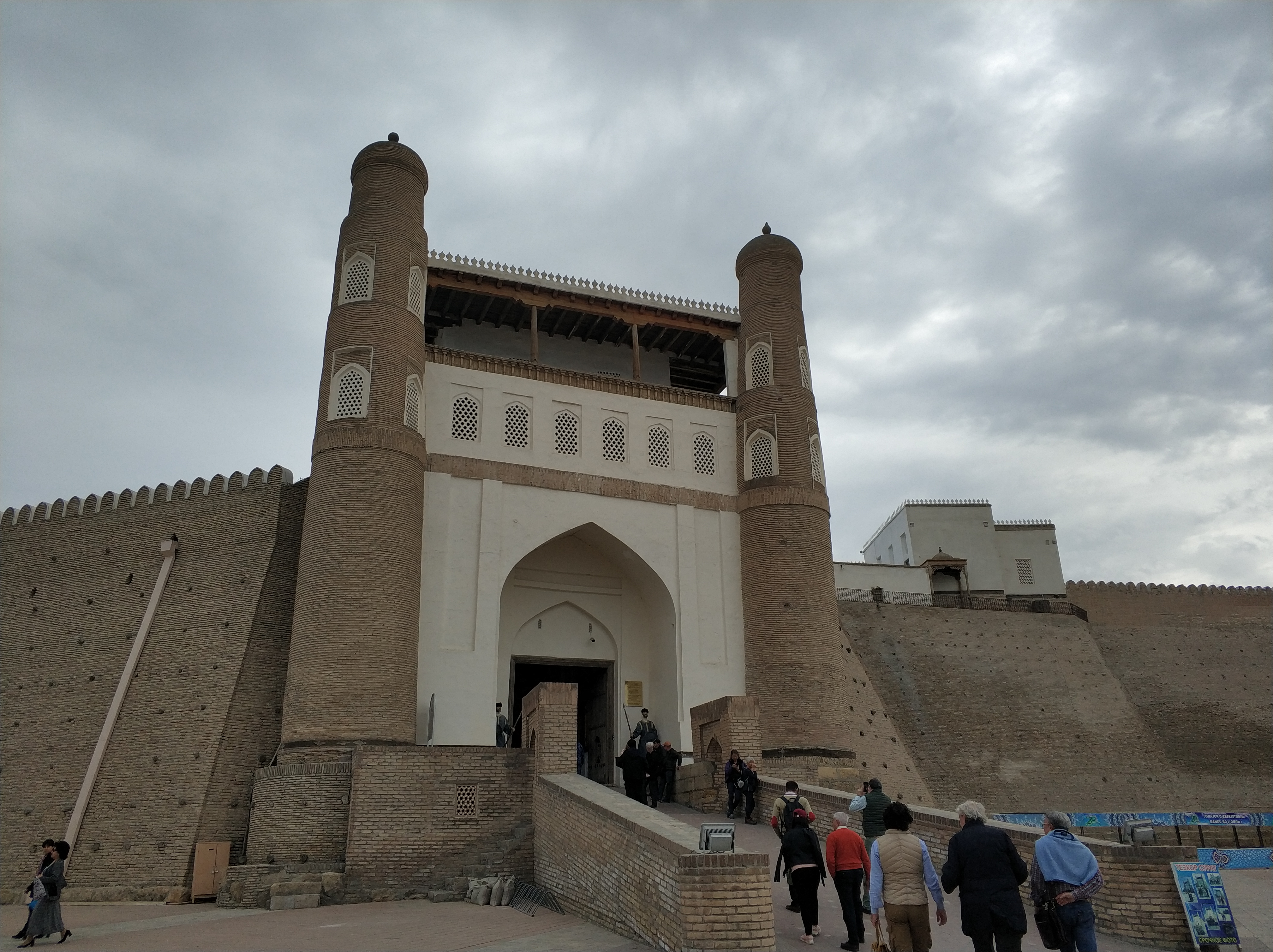 探访乌兹别克斯坦|布哈拉:经学院里的旅游市场