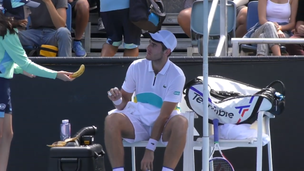 让球童剥香蕉皮，这位网球选手太没品