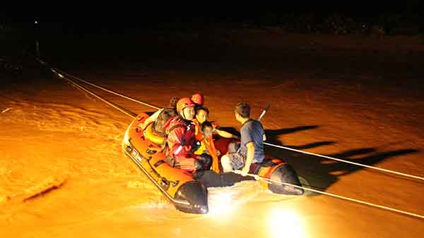 广西永福：两百余名村民被洪水围困
