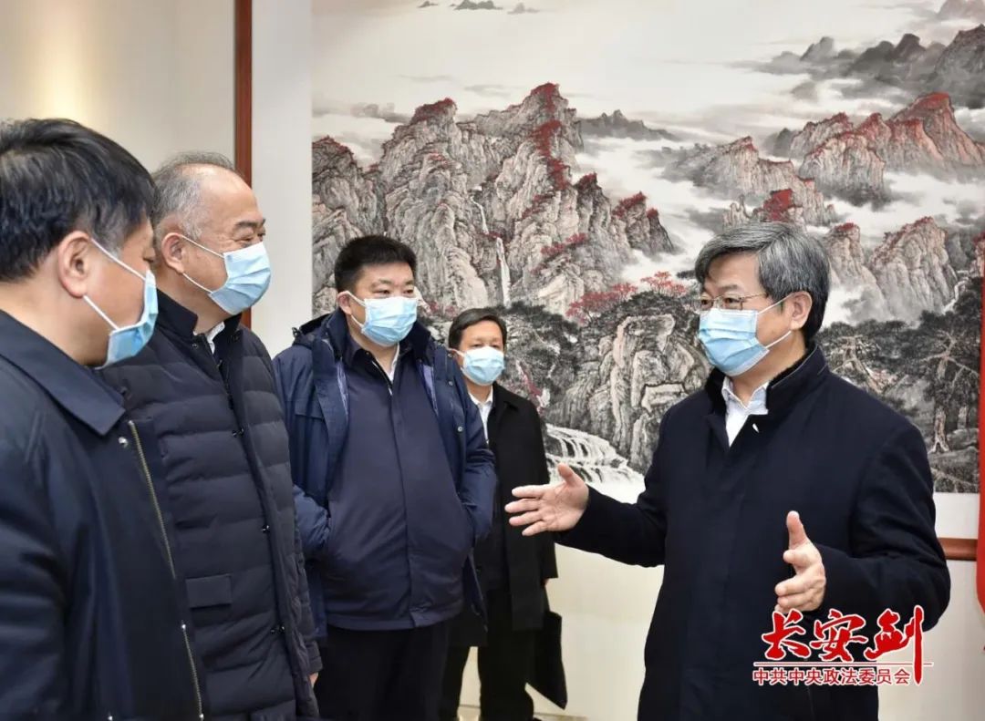 陈一新督导疫情防控工作中的抓激励问责落实情况。