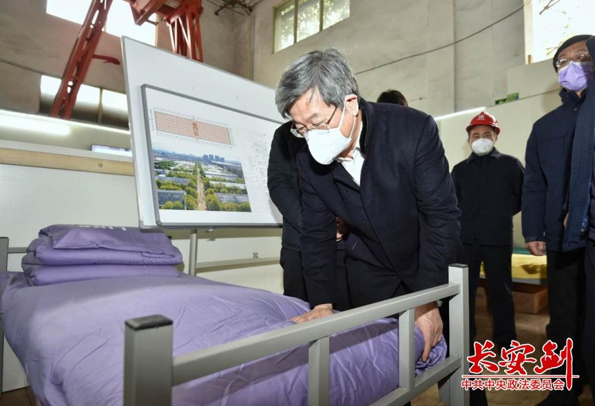 陈一新深入一线,在江岸方舱医院检查收治病人前的各项准备工作。