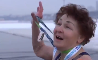 游了77年，83岁的她斩获冬泳两金