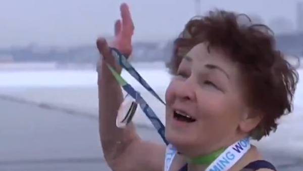 游了77年，83岁的她斩获冬泳两金