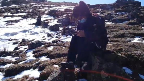 西藏女生爬雪山找网上课：梦想当医生
