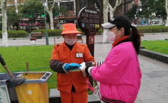 杭州女子向环卫工人派发口罩，一个月送出2000多只