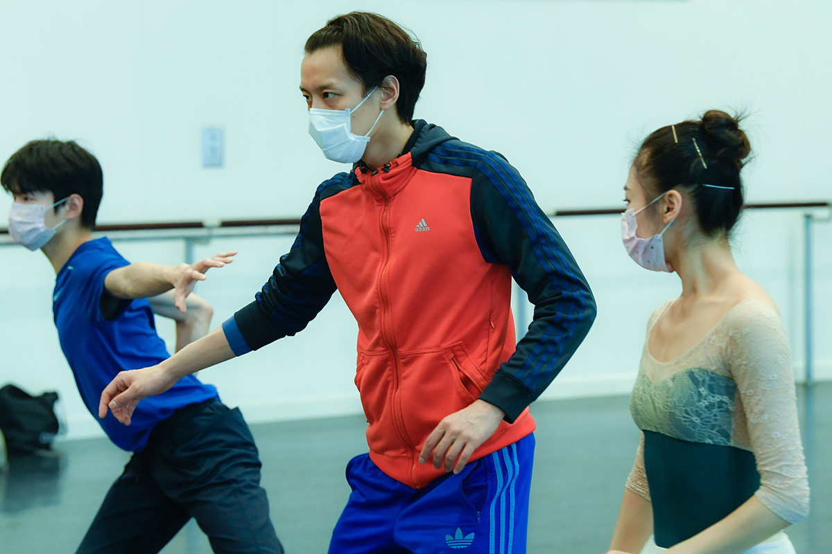 首席演员吴虎生指导青年演员许靖昆和赵美慈排练新戏《青蓝紫——记忆