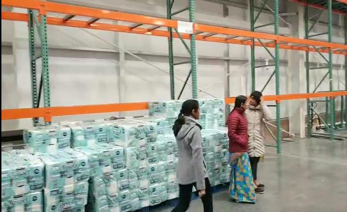 美国部分超市发生抢购，净水卫生纸售罄