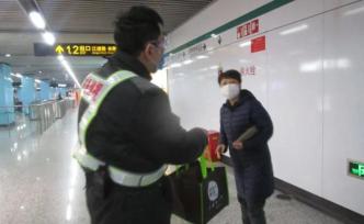女子送100个口罩给上海地铁：从未忘记站务员抢救其家人