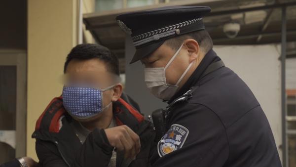在上海｜“疫”线民警：遭遇冲卡严格执法