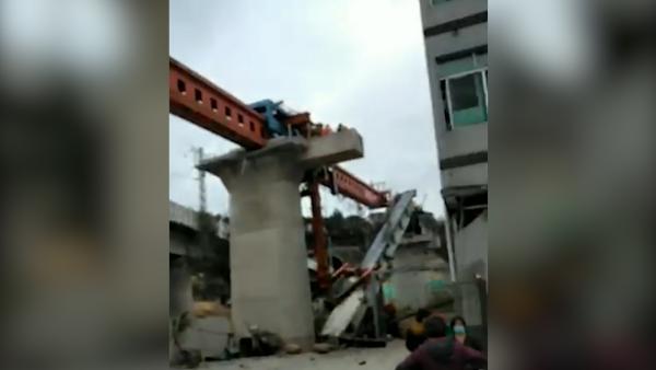 福州一在建桥梁倒塌砸到板房，伤亡未明