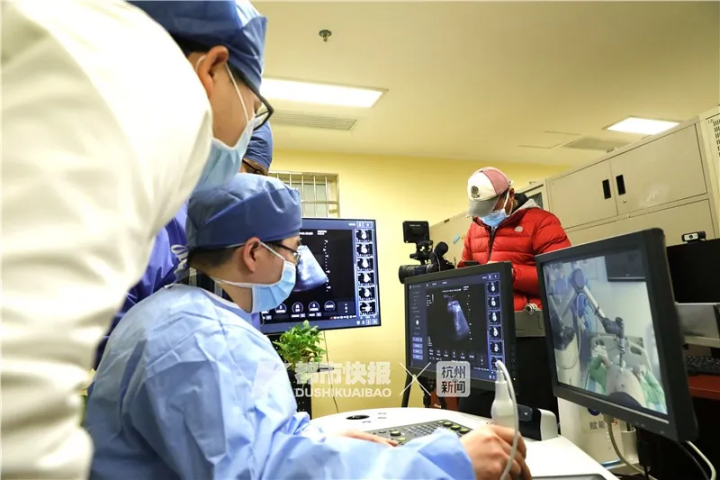 彭成忠在為患者遠程超聲檢查