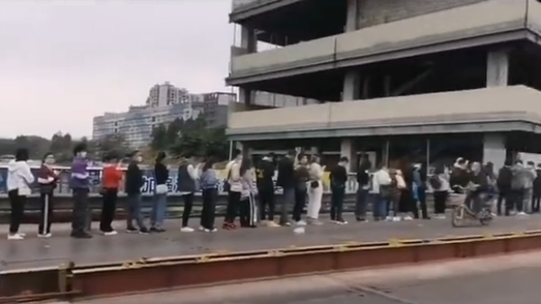 广州复工地铁口排长龙人挤人，乘客担心