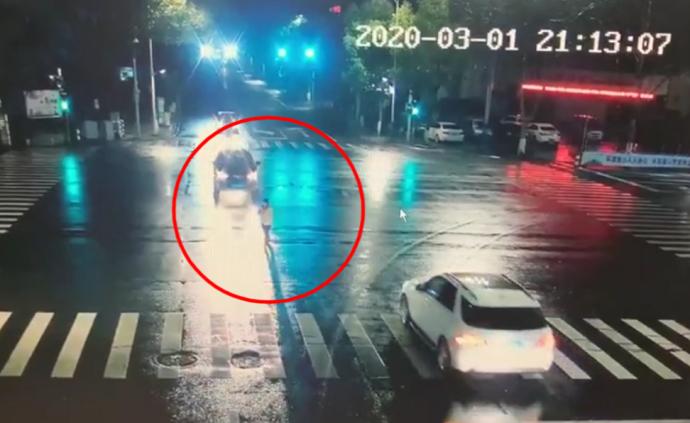 男子駕車看手機(jī)撞上走路低頭族,雙雙被罰