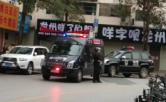 疑似鞭炮炸開，清理垃圾的環(huán)衛(wèi)工腿部受傷