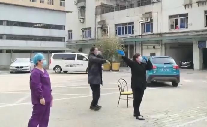 武漢市民隔窗向醫(yī)療隊喊“女神節(jié)快樂”
