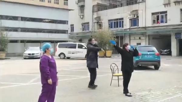 武汉市民隔窗向医疗队喊“女神节快乐”