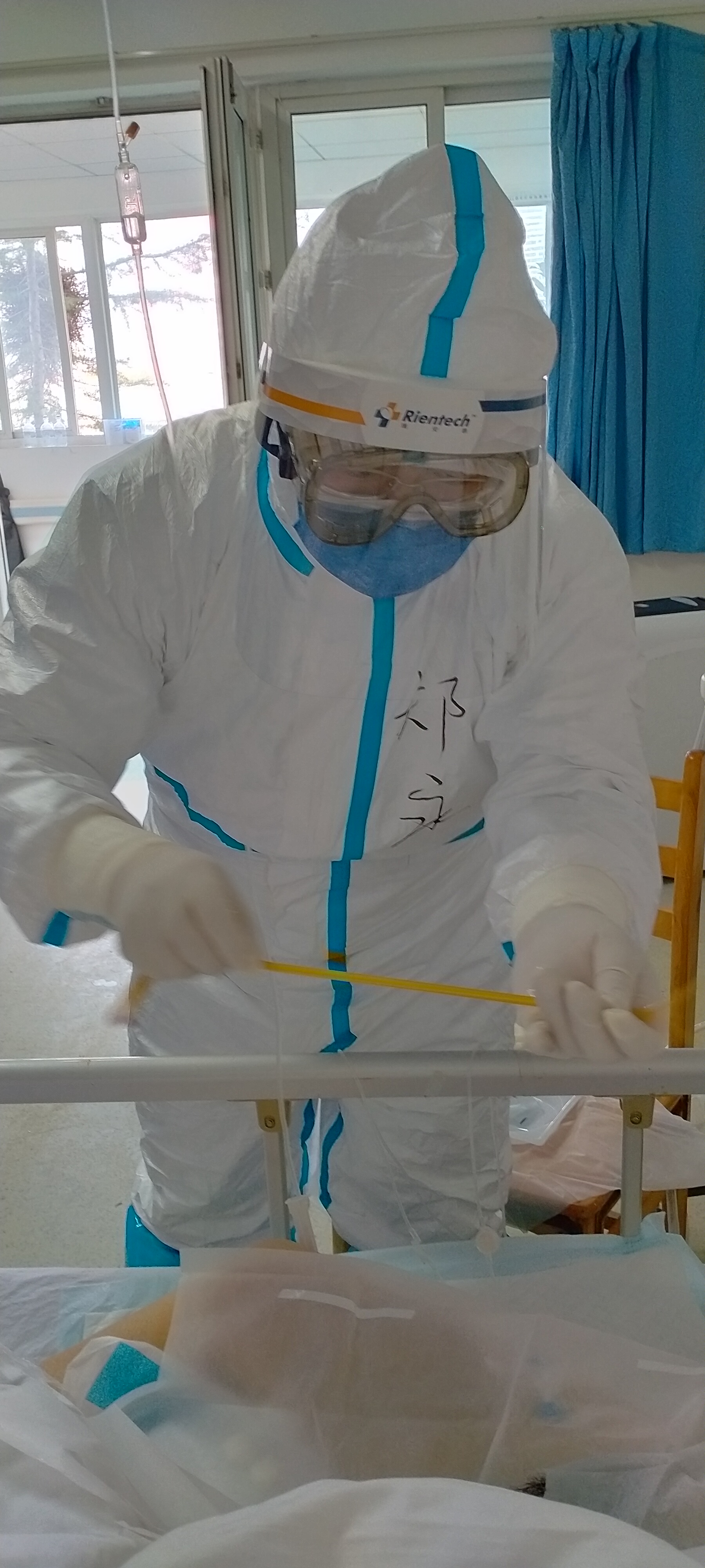 郑永华在为患者导尿