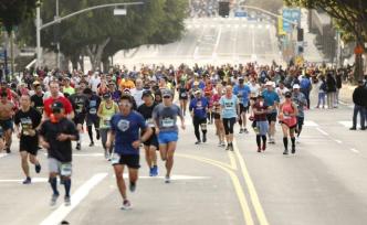 27000人参赛洛杉矶马拉松，现场的消毒措施“形同虚设”