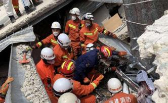 福建泉州坍塌酒店现场今晨救出2名儿童，生命体征尚需确认