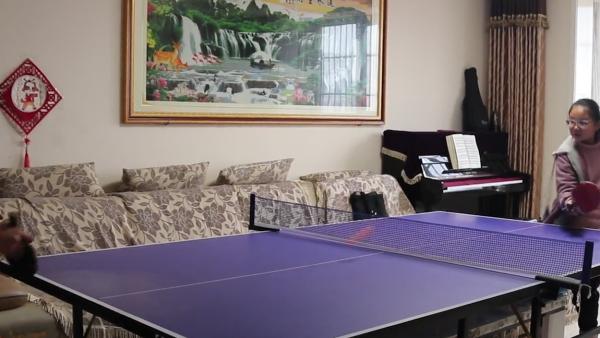 客厅改乒乓球室，全家宅着“苦练”球技
