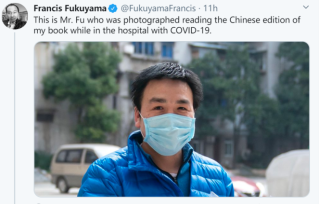 福山在推特贴出“清流哥”出院照片：手持英文版赠书