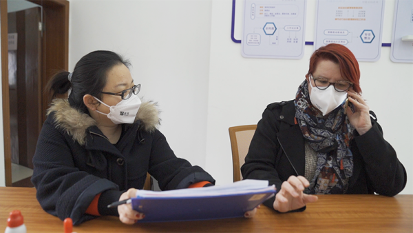 在上海｜发口罩查疫情，她是外籍志愿者