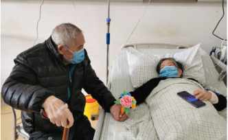 韩天芑夫妇转院继续接受康复治疗，他向支援武汉医疗队致谢