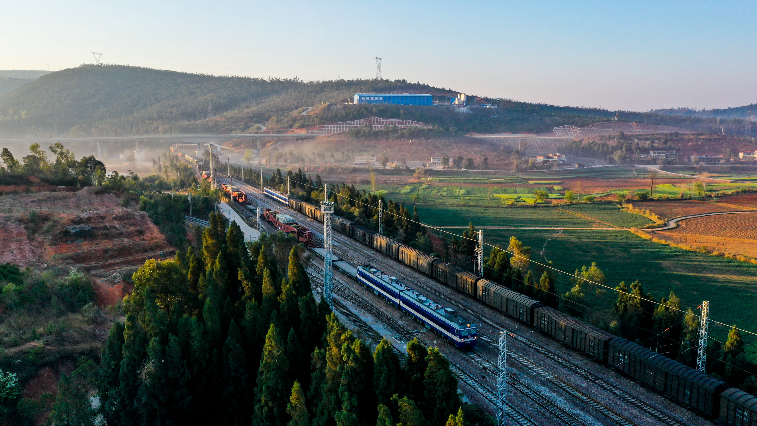货运专列助力西电东送关键项目最大变压器单台重321吨