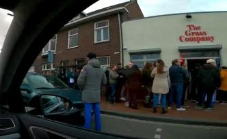 荷兰将关闭餐饮店铺，民众排长队买大麻
