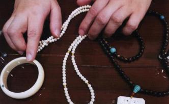 重庆一珠宝设计师朋友圈售卖象牙、虎牙等制品，被公诉