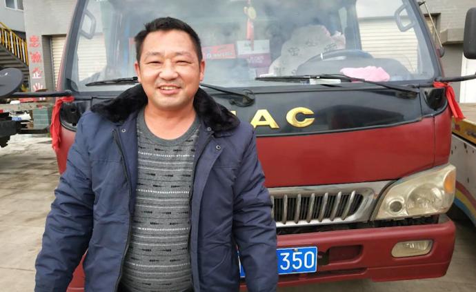 被困高速的湖北司機(jī)要回家了,車裝滿物資