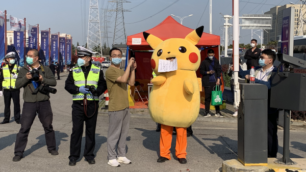 武汉市民扮皮卡丘，举着“谢谢”送别医护