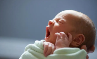 英国一婴儿出生几分钟后确诊新冠肺炎，系全球最小感染者