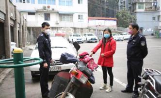 重庆一偷车团伙作案后路边睡觉，巡逻民警路过将四人抓获