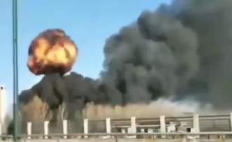 鹽城一危化品車翻下高速爆炸，傷亡不明