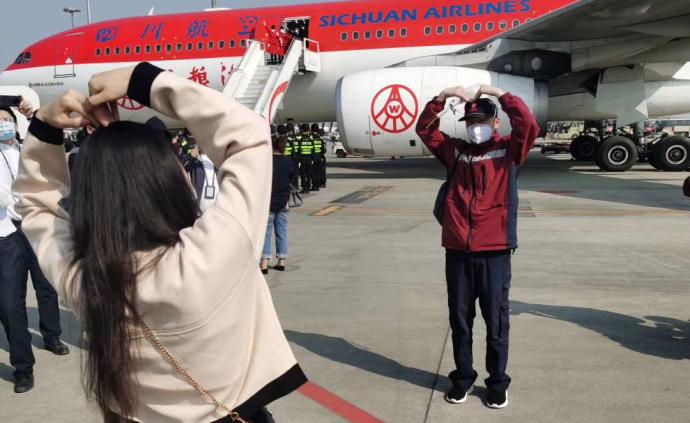 返程醫(yī)護下機與妻子隔空抱:別哭,家里見