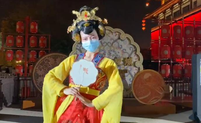 不倒翁小姐姐戴口罩复工，游客说少了仙气