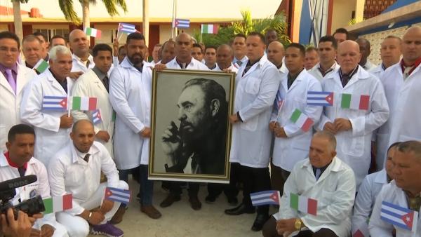 古巴医护驰援意大利，机场高举卡斯特罗像